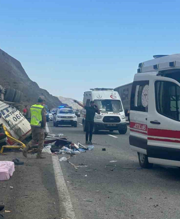 Erzi̇ncanda Tır İle Otomobi̇l Çarpıştı: 4 Ölü, 2 Yaralı