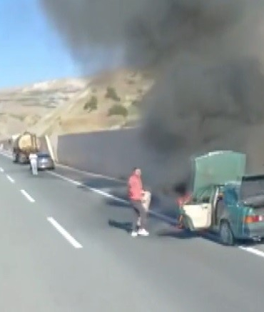 Erzi̇ncanda Tofaş Marka Otomobi̇l Yandı