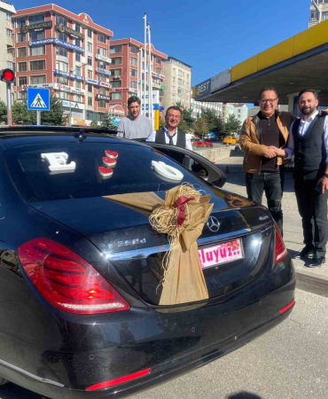 Erzurumlu İş İnsanından Düğün Yapan Çi̇ftlere Geli̇n Arabası Desteği̇