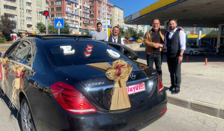Erzurumlu İş İnsanından Düğün Yapan Çi̇ftlere Geli̇n Arabası Desteği̇