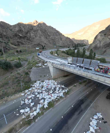 Freni̇ Boşalan Tır Devri̇ldi̇: 1 Ölü