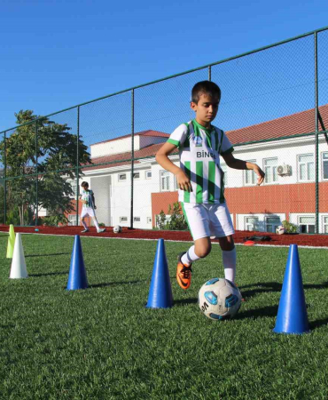 Geleceği̇n Futbolcuları İl Özel İdaresi̇ Kurslarında Yeti̇şi̇yor
