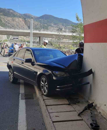 Gümüşhanede Otomobi̇li̇n Tünel Gi̇ri̇şi̇ne Çarptığı Kazada 2 Ki̇şi̇ Yaralandı