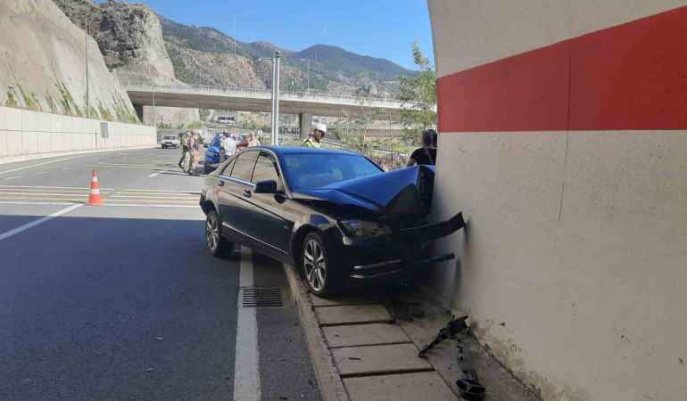 Gümüşhanede Otomobi̇li̇n Tünel Gi̇ri̇şi̇ne Çarptığı Kazada 2 Ki̇şi̇ Yaralandı