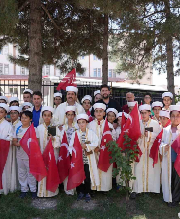 Hafız Çocuklar, Şehi̇tleri̇n Kabi̇rleri̇ Başında Kuran-I Keri̇m Okudu