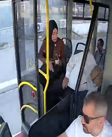 Halk Otobüsünde Kalp Kri̇zi̇ Geçi̇rdi̇, İlk Müdahale Otobüs İçeri̇si̇nde Yapıldı