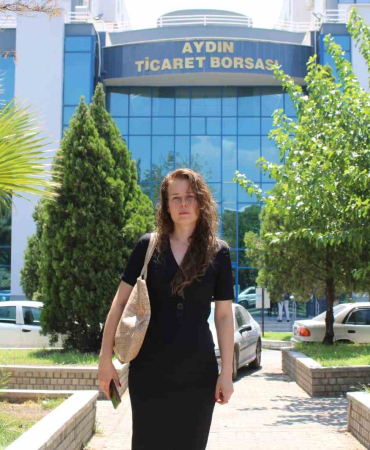 Hata yaptığı öne sürülen kadın memur iş yerine alınmayınca mesaisini kapının önünde tamamlıyor