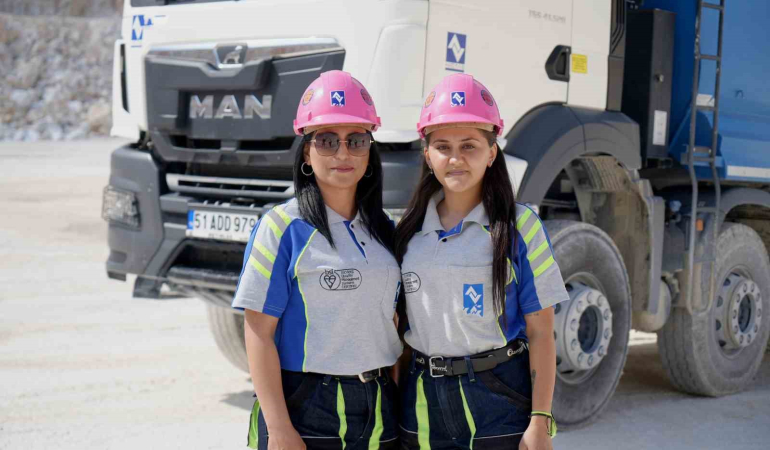Hayallerinin peşinden giden iki kadın maden ocağında damperli kamyon şoförü oldu