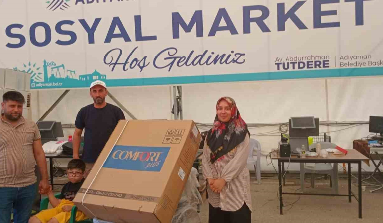 Hayırseverler ve belediyeden tekerlekli sandalye dağıtımı