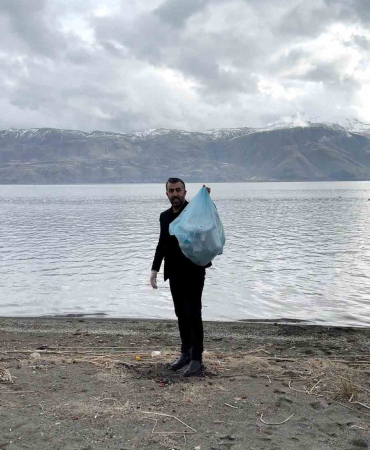 Hazar Gölü Çevresi̇ndeki̇ Çöpleri̇ Elleri̇ İle Tek Tek Topladı