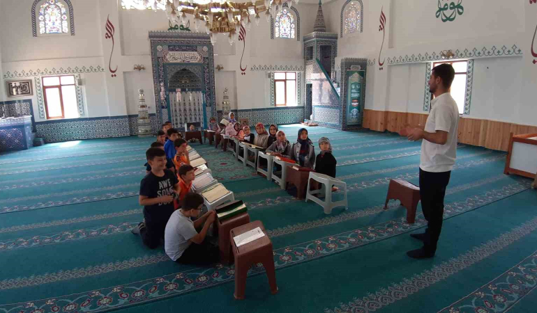 Hem Kur’an-ı Kerim öğreniyorlar hem de sosyalleşiyor