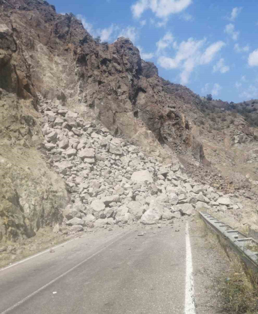 Heyelan Nedeni̇yle Oltu - Artvi̇n Karayolu Yolu Kapandı