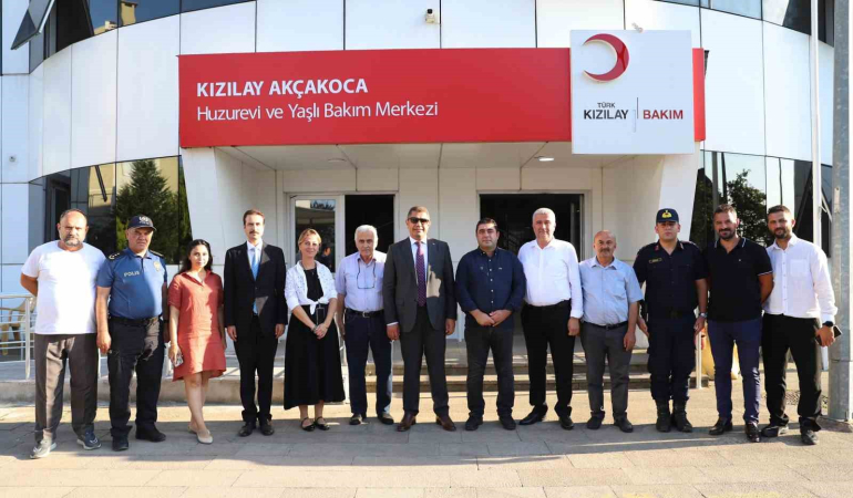 Huzurevinde kalan yaşlılarla bir araya geldi