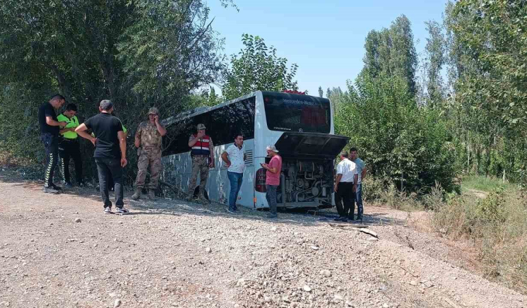 Iğdırda Yolcu Otobüsü Kaza Yaptı: Yaralılar Var