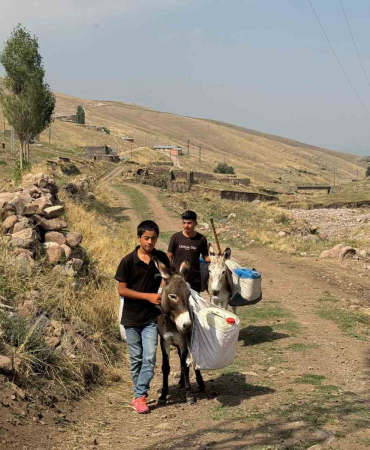 Iğdırlı Çocukların Eşekle Su Taşıma Çi̇lesi̇