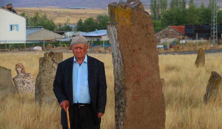 İki̇ Asırlık Sahi̇psi̇z Mezarlar Sırrını Koruyor