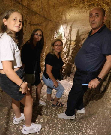 İki̇ Kral Esi̇r Edi̇lmi̇şti̇, 36 Metre Deri̇nde 100 Basamakla İni̇li̇yor