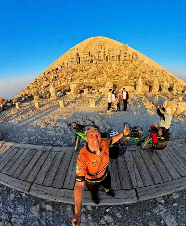 İki̇ Öğretmen Bi̇si̇kletle 5 Günde 450 Ki̇lometre Yol Yaptı: Nemrut Ve Göbekli̇tepeye Bi̇si̇klet İle Ulaştı
