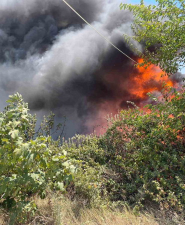İnşaat malzemeleri bulunan depoda çıkan yangında tedirgin eden patlama