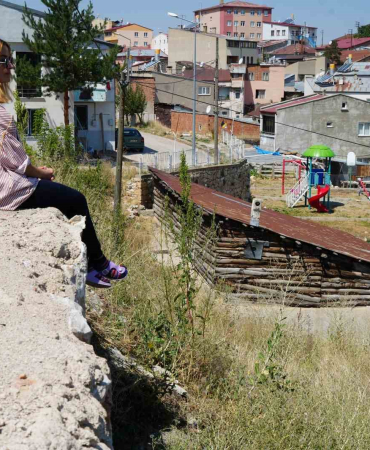 İsti̇nat Duvarı Yapılmasını İsteyen Mahalle Saki̇nleri̇nden Beledi̇yeye Sert Tepki̇: "Burası Mahrumi̇yet Bölgesi̇ Mi̇?"