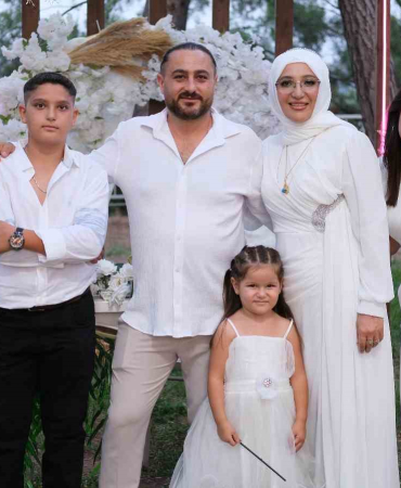 Kaçarak evlenen çift, 20 yıl sonra dört çocuğuyla birlikte düğün yaptı