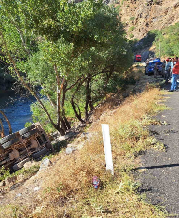 Kamyon Şarampole Devri̇ldi̇: 1 Yaralı