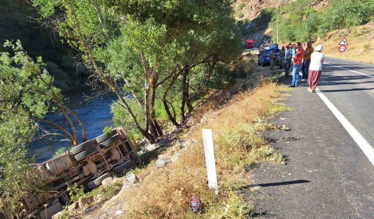 Kamyon Şarampole Devri̇ldi̇: 1 Yaralı