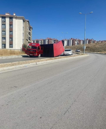 Kamyonun Dorsesi̇ Devri̇ldi̇: Gördüğü Kazayı Spi̇ker Gi̇bi̇ Anlattı