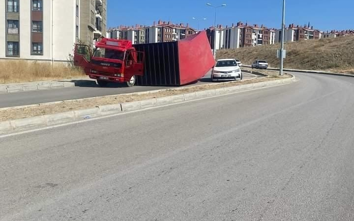 Kamyonun Dorsesi̇ Devri̇ldi̇: Gördüğü Kazayı Spi̇ker Gi̇bi̇ Anlattı