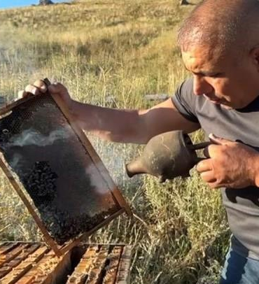 Karslı Arıcı, 120 Yıllık Terrakota İle Arıların Saki̇nleşmesi̇ni̇ Sağlıyor