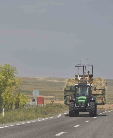 Karsta Ot Yüklü Traktörler Sürücülere Zor Anlar Yaşatıyor