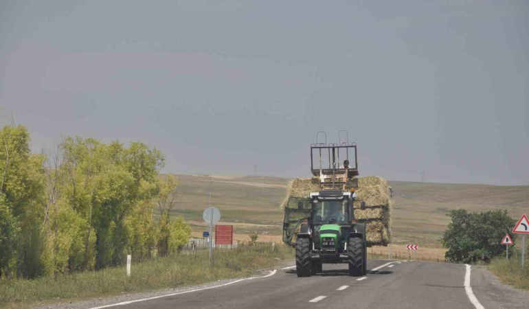 Karsta Ot Yüklü Traktörler Sürücülere Zor Anlar Yaşatıyor