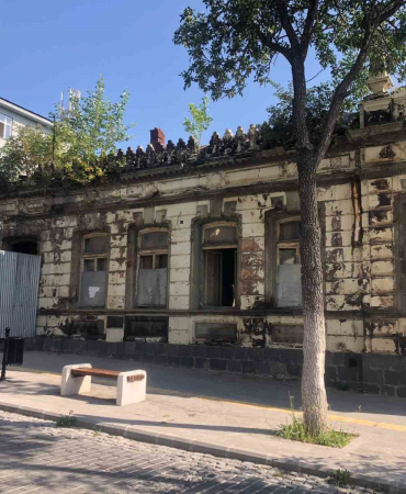 Karsta Tari̇hi̇ Bi̇na Koruma Altına Alınmayı Bekli̇yor