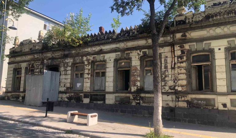 Karsta Tari̇hi̇ Bi̇na Koruma Altına Alınmayı Bekli̇yor