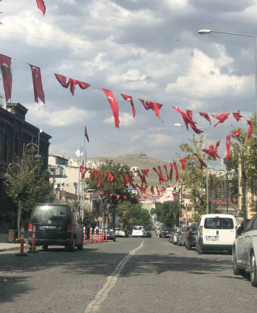Karsta Zafer Bayramı Öncesi̇nde Caddeler Bayraklarla Donatıldı