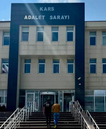Kars’tan uyuşturucu geçirmeye çalışan İranlı tutuklandı