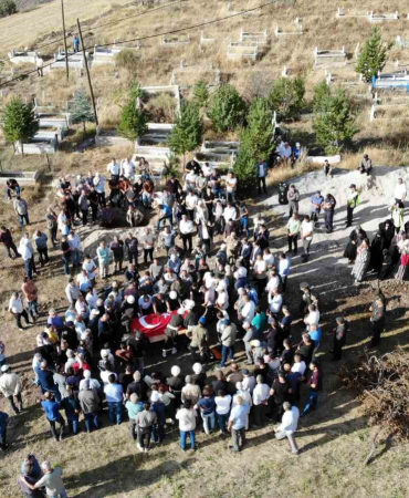 Kıbrıs Gazi̇si̇ni̇n Acılı Eşi̇nden Duygulandıran Sözler: "Bana En Güzel Şeyi̇ Türk Bayrağını Verdi̇ni̇z Ölene Kadar Saklayacağım"