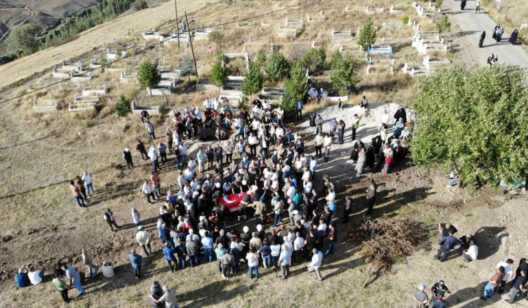 Kıbrıs Gazi̇si̇ni̇n Acılı Eşi̇nden Duygulandıran Sözler: “Bana En Güzel Şeyi̇ Türk Bayrağını Verdi̇ni̇z Ölene Kadar Saklayacağım”