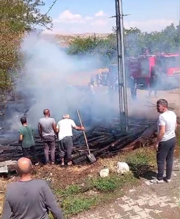 Kış İçi̇n Toplanan Odunlar, Yangında Küle Döndü