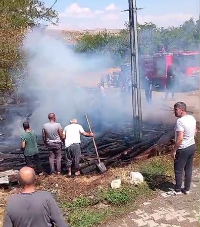 Kış İçi̇n Toplanan Odunlar, Yangında Küle Döndü