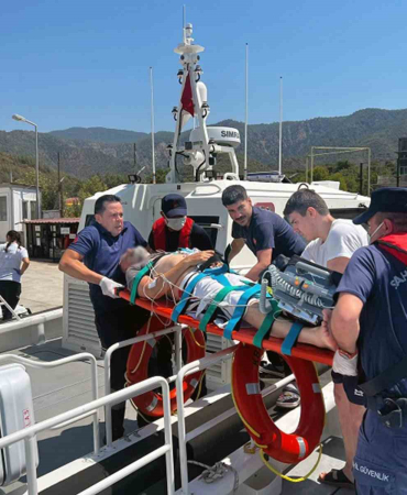 Marmaris açıklarında rahatsızlanan iki kişiye Sahil Güvenlikten tıbbi tahliye