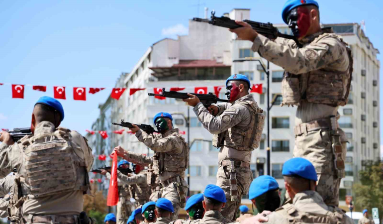 Mavi̇ Bereli̇lerden Düşmana Gözdağı
