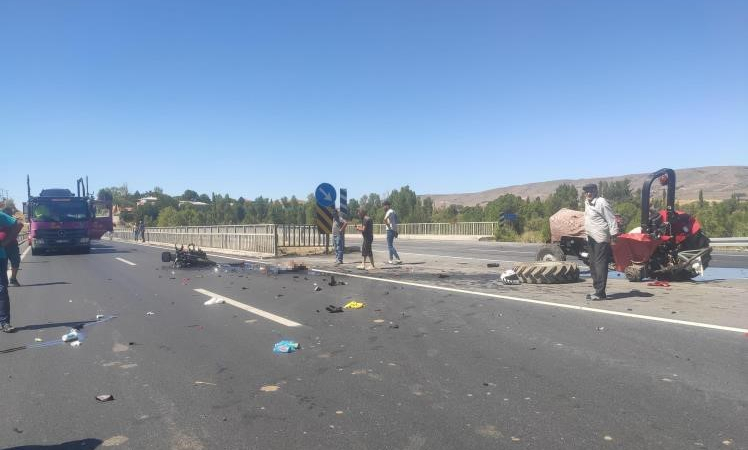 Motosi̇klet İle Traktör Çarpıştı: 1 Ölü, 1 Yaralı