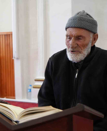 Ömrünü namaz kılmaya Kur’an okumaya adayan 83 yaşındaki ’Hasan amca’ hafızlık yarışmasında ikinci oldu