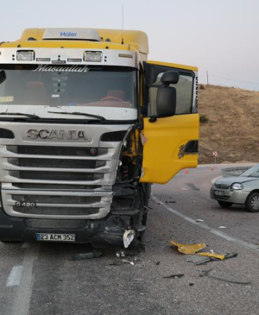 Otomobi̇l İle Tır Çarpıştı: 5 Yaralı