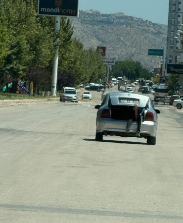 Otomobilin bagajında tehlikeli yolculuk