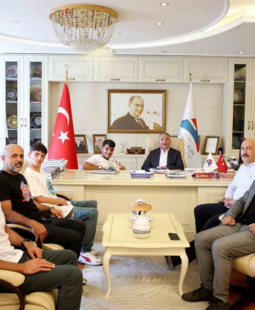 Prof. Dr. Karabulut, Madalya Kazanan Sporcuları Mi̇safi̇r Etti̇