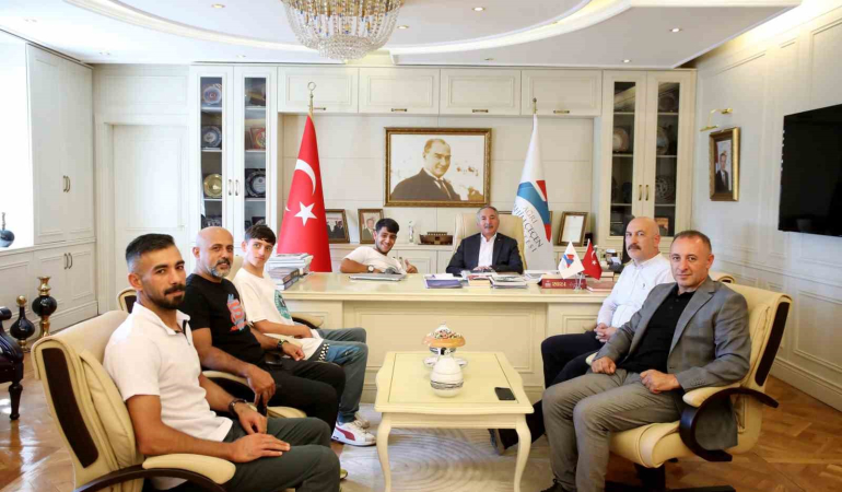 Prof. Dr. Karabulut, Madalya Kazanan Sporcuları Mi̇safi̇r Etti̇