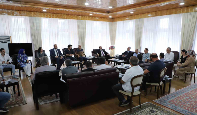 Rektör Hacımüftüoğlu: “Atatürk Üni̇versi̇tesi̇ni̇n Geleceği̇ni̇ Hep Bi̇rli̇kte Şeki̇llendi̇receği̇z”