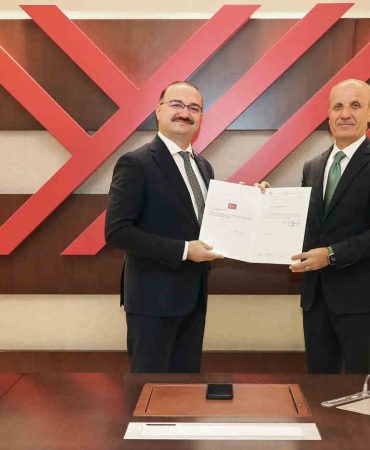 Rektör Prof. Dr. Ahmet Hacımüftüoğlu Mazbatasını Aldı